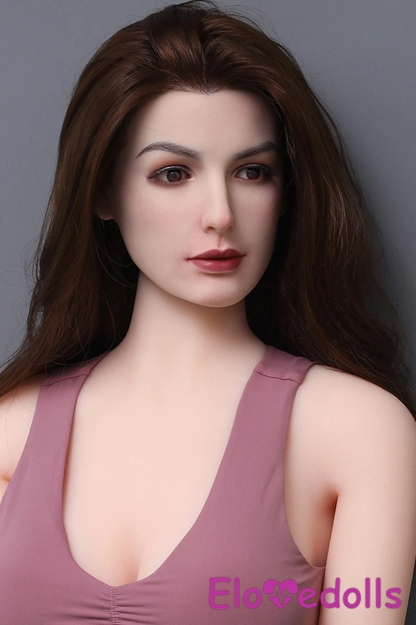 ตุ๊กตาเซ็กส์ BBW ทรง E Cup ขนาด 165 ซม. ลำตัว TPE และหัวซิลิโคน ผมสีน้ำตาลเข้ม ริมฝีปากอวบอิ่มแบบธรรมชาติ