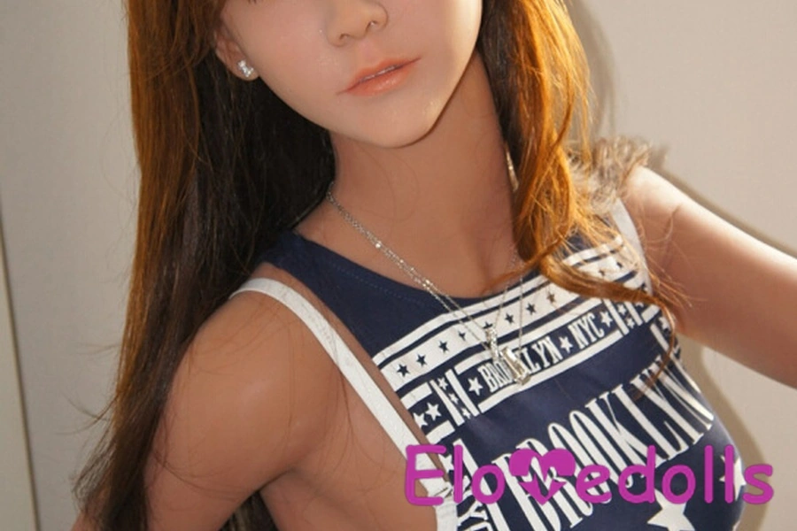 گالری عروسک جنسی واقعی قهوه‌ای با سینه‌های کوچک، سایز ۱۴۸ سانتی‌متر، مدل G Cup TPE، چشم‌های کهربایی، ۳