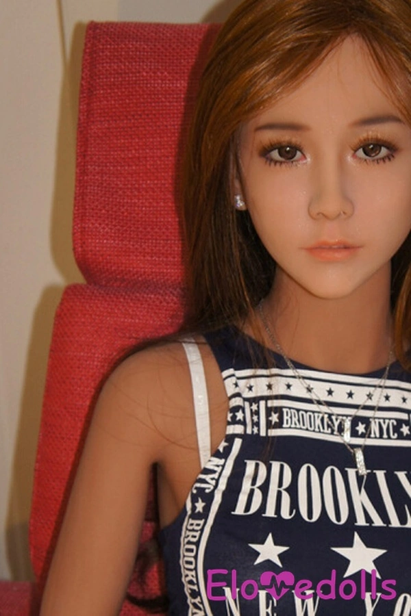 عروسک جنسی TPE مدل G Cup سایز 148 سانتی‌متر با سینه‌های کوچک و ظاهری طبیعی، چشم‌های کهربایی، نمای جزئیات 1