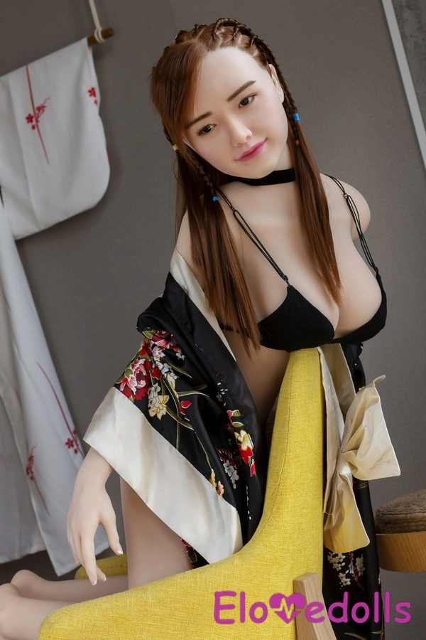 دمية جنسية يابانية بجسم من مادة TPE ورأس سيليكون وعيون كهرمانية وثديين صغيرين وبشرة سمراء، عرض التفاصيل 9