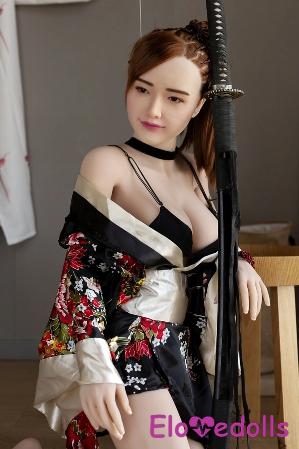 دمية جنسية يابانية بجسم من مادة TPE ورأس سيليكون وشفتين رفيعتين وعيون كهرمانية وبشرة سمراء، عرض التفاصيل 30