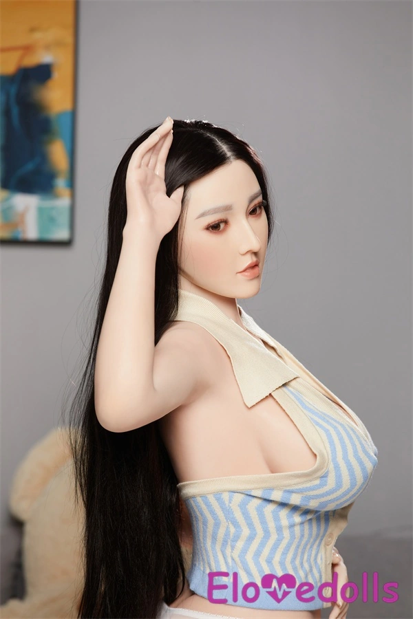 pria meniduri boneka seks