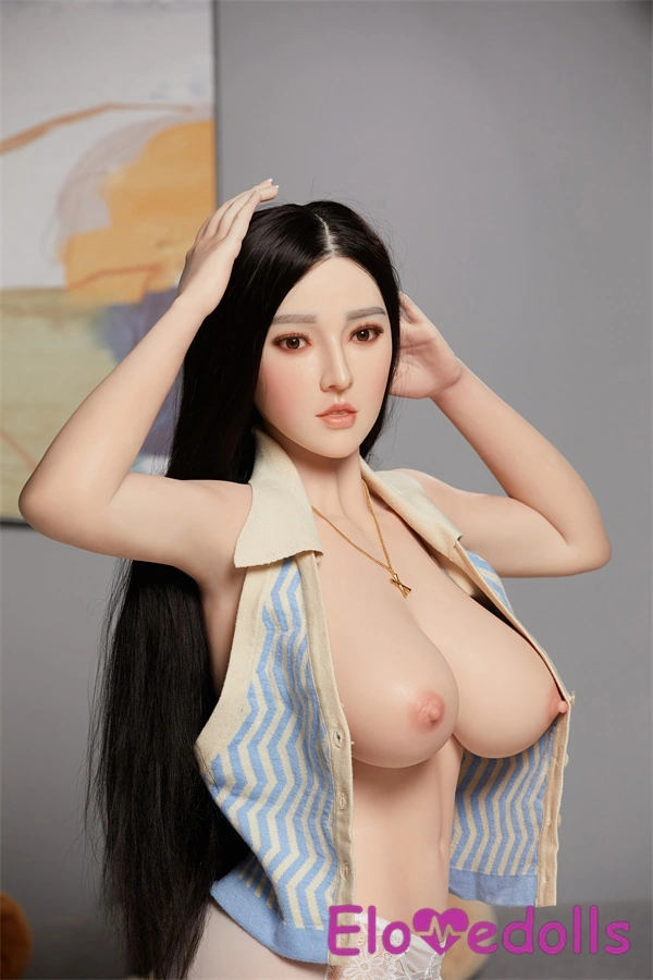 boneka yang terlihat nyata