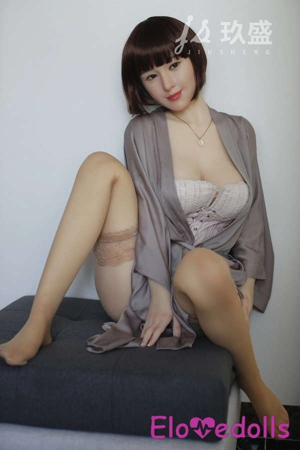 گالری عروسک جنسی اروپایی با سر سیلیکونی و بدن TPE با سایز 163 سانتی‌متر و رنگ قهوه‌ای تیره و چشم‌های کهربایی، سایز 3