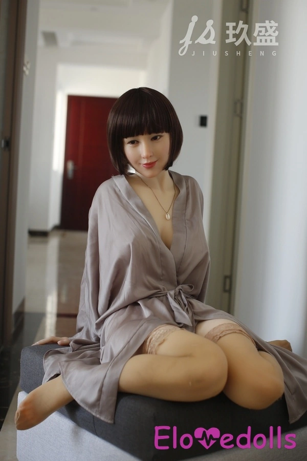 عروسک جنسی اروپایی با سر سیلیکونی و بدن TPE، سایز 163 سانتی‌متر، لب‌های نازک، سینه‌های کوچک، چشم‌های کهربایی، نمای جزئیات 6