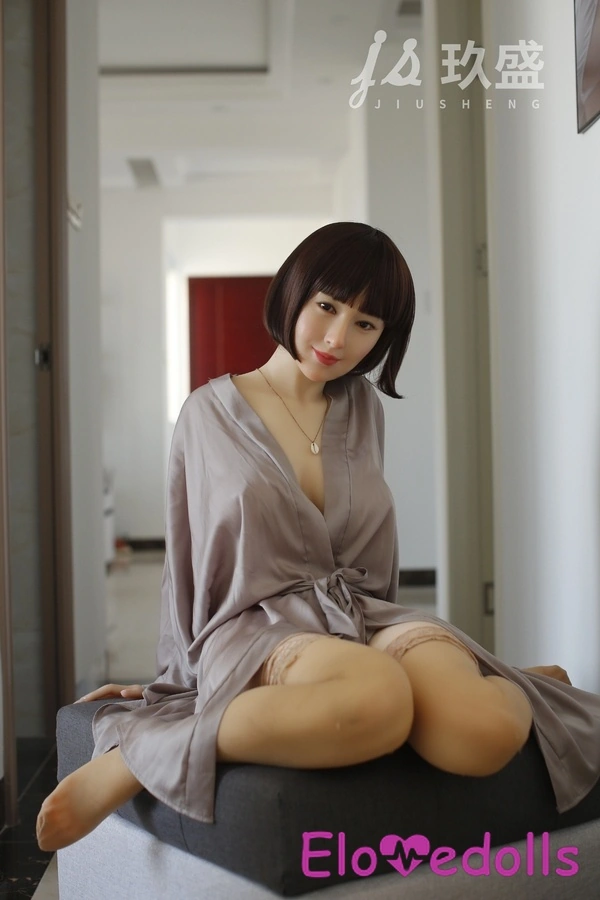 عروسک جنسی اروپایی سبزه با سر سیلیکونی و بدن TPE با لب‌های نازک و شهوت‌انگیز، سایز 163 سانتی‌متر، نمای جزئیات 7