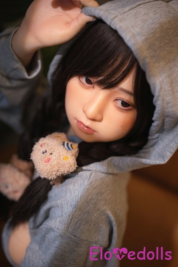 Muñeca sexual pequeña de silicona con labios finos y copa B de 83 cm, color negro, vista detallada del torso 13