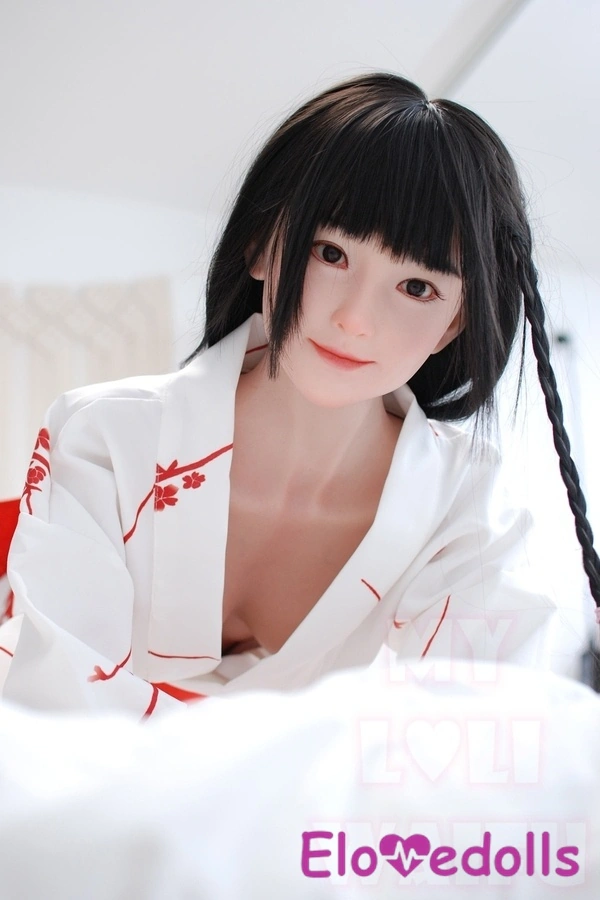 138 cm große Silikonpuppe mit B-Körbchen (MLW) – Galerie 18 für Erwachsene