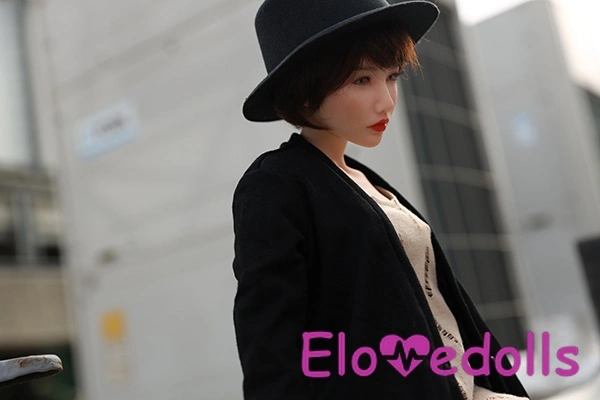 κούκλα αγάπης με ξανθά μαλλιά