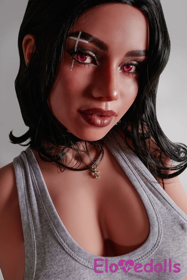 154cm silikonová hlavička o velikosti C a tělo z TPE, jantarové oči, středně velká prsa, černá, silná, detailní pohled 11