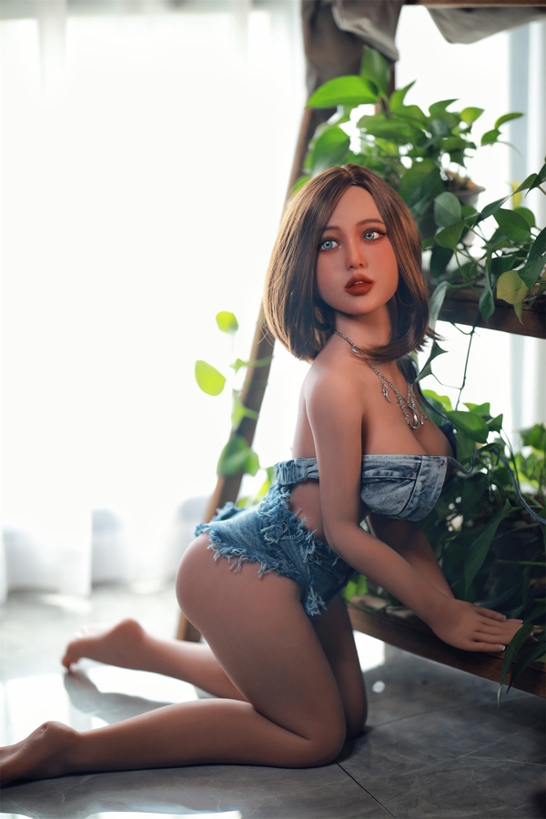 123cm C Cup TPE Full Lips Petite Breasts Amber Eyes Realistic Sex Doll Detail View 2