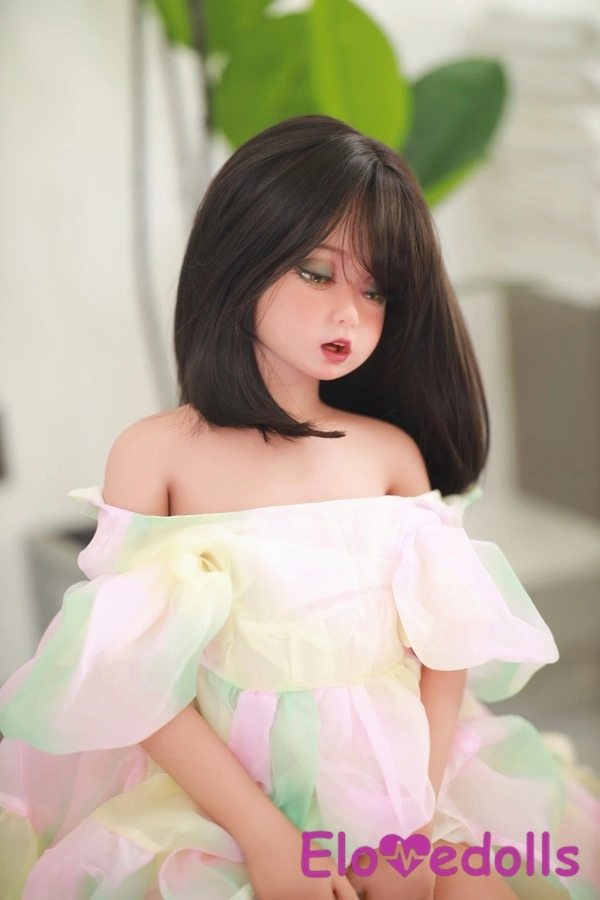 115 cm AA TPE Dünne Lippen Schwarze Bernsteinaugen Realistische Sexpuppe Detailansicht 1