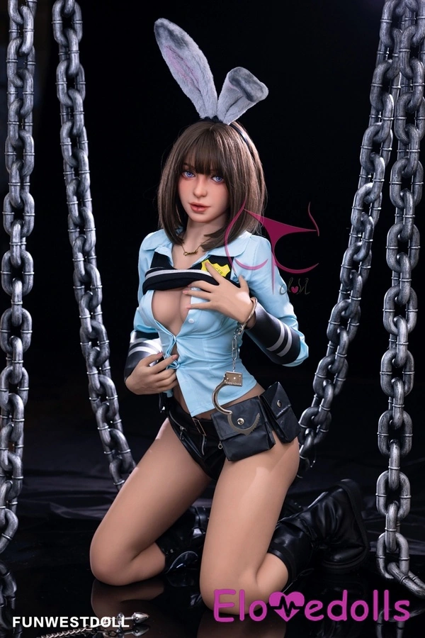 157cm TPE brunetka, modré oči, sex panenka drobná, detailní pohled 2