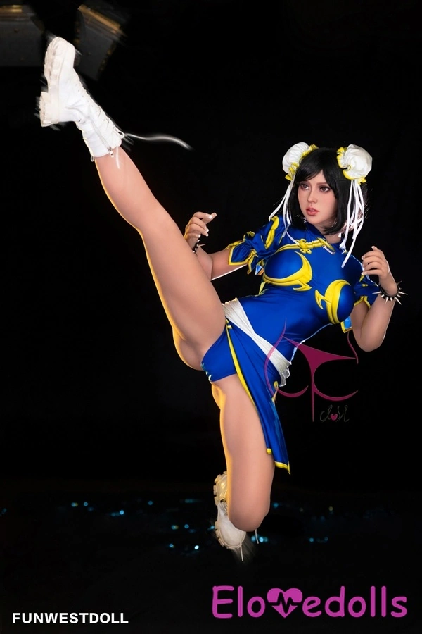 عروسک جنسی TPE با لب‌های کامل و چشمان آبی و سفید، سایز ۱۵۵ سانتی‌متر، مدل F Cup، نمای جزئیات ۱