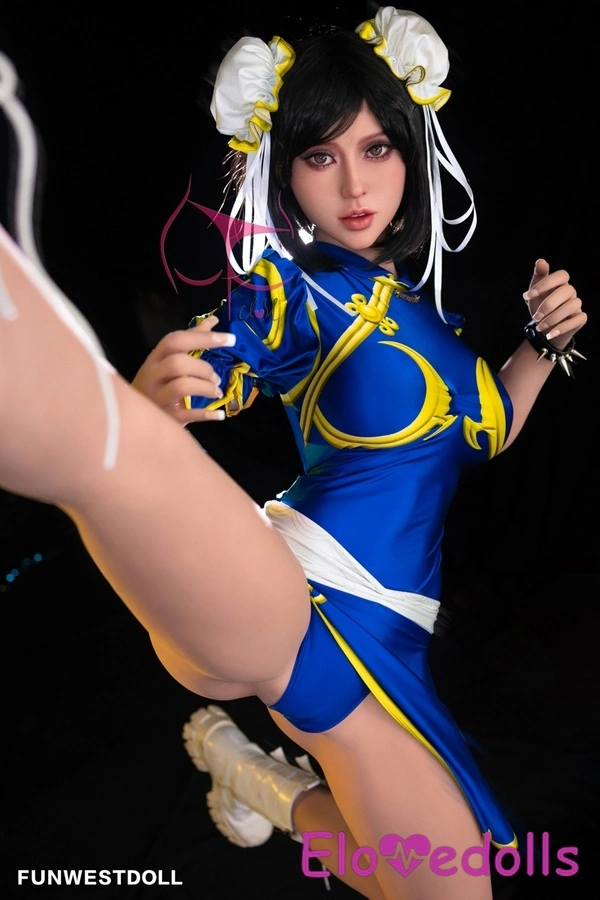 عروسک جنسی TPE با لب‌های کامل و چشمان آبی و سفید، سایز ۱۵۵ سانتی‌متر، مدل F Cup، نمای جزئیات ۱