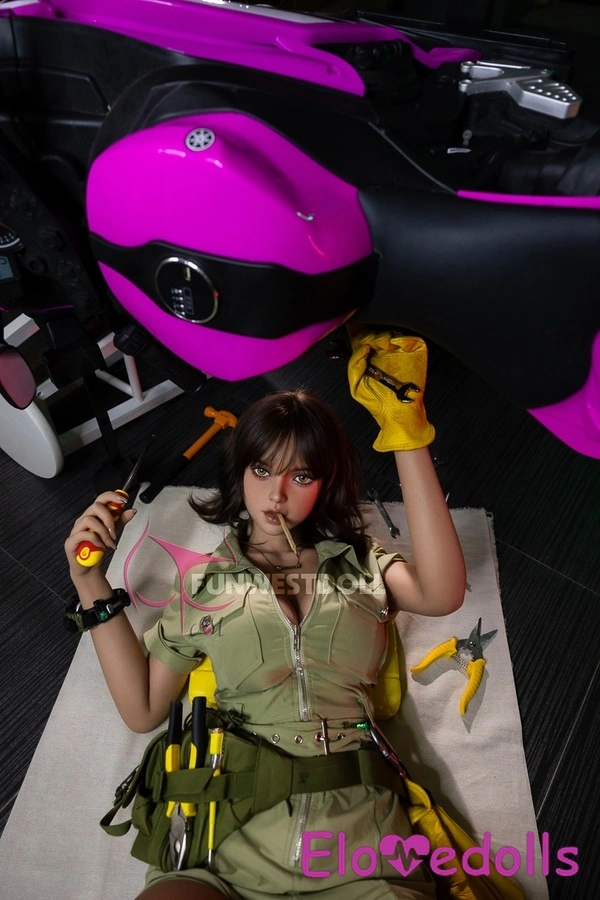 Detailní pohled na sex-panenku s košíčky F, 162 cm, TPE, jantarové oči, brunetka, 10