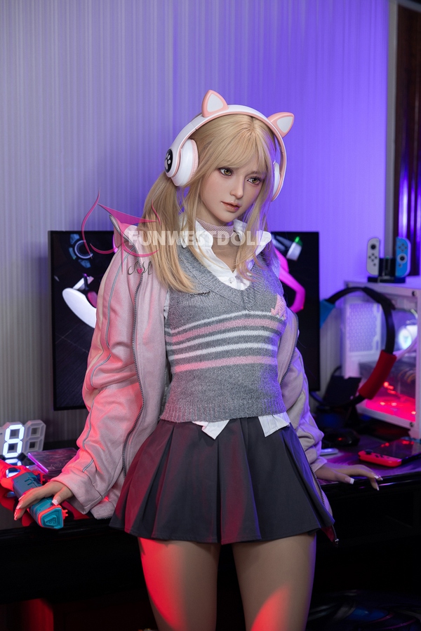 159cm A Cup TPE Gray Eyes Petite Breasts Blonde Sex Doll Detail View 3