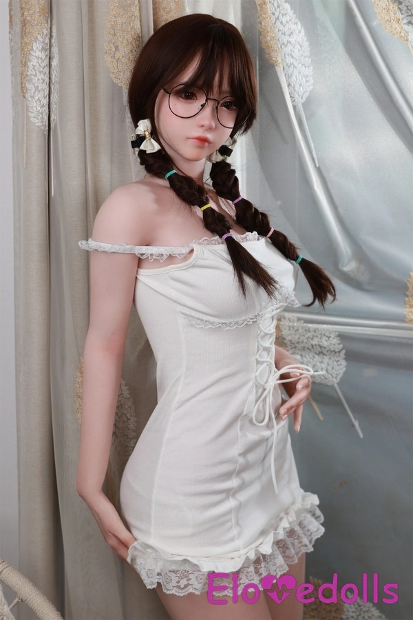 دمية جنسية سيليكون صغيرة الحجم بمقاس B وشفتين رفيعتين وبنية سمراء وتفاصيل العرض 1