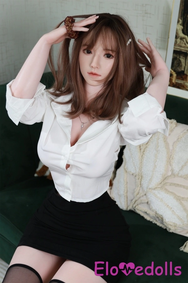 گالری عروسک واقعی سیلیکونی سایز F کاپ با سینه‌های کوچک و چشمان خاکستری و لب‌های نازک، سایز ۱۶۱ سانتی‌متر، ۳