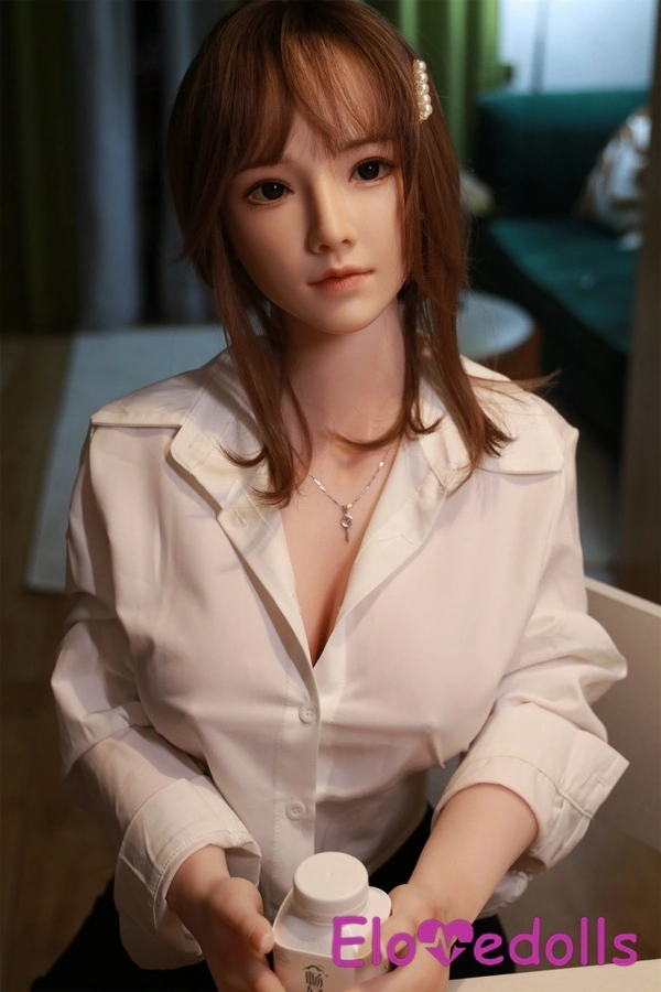 گالری عروسک واقعی سیلیکونی قهوه‌ای مایل به قهوه‌ای با چشمان خاکستری و لب‌های نازک، سایز ۱۶۱ سانتی‌متر، سایز F، ۶