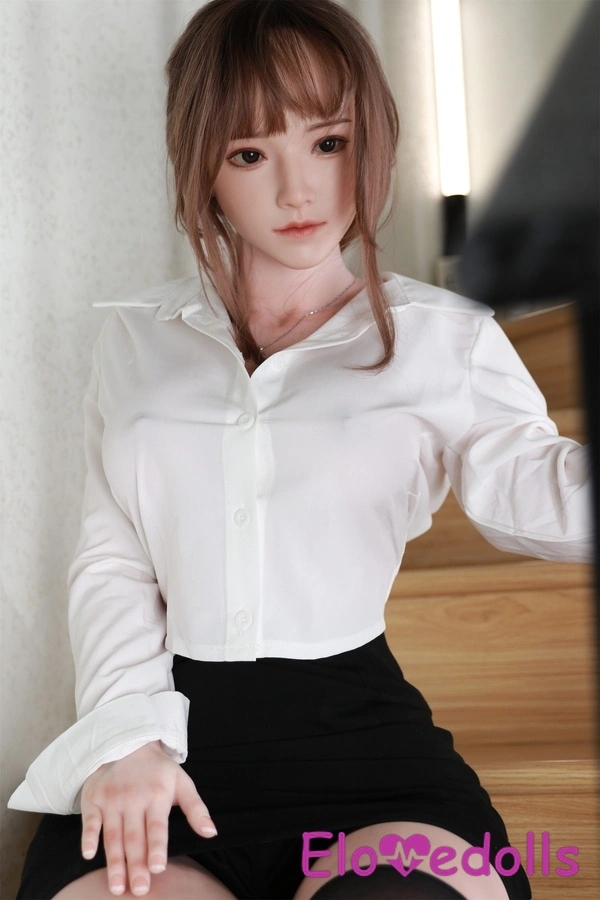 عروسک واقعی سیلیکونی سبزه با لب‌های نازک و ریز، سایز 161 سانتی‌متر، مدل F Cup، نمای جزئیات 1