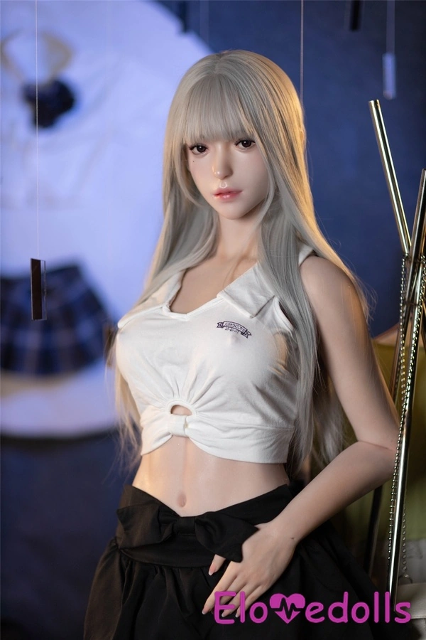 عروسک جنسی سیلیکونی اروپایی ریزه میزه با کاپ C به طول 165 سانتی‌متر، چشم‌های خاکستری، سینه‌های کوچک، نمای جزئیات 2