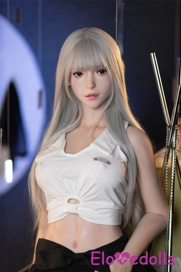 عروسک جنسی سیلیکونی اروپایی ریزه میزه با کاپ C به ابعاد ۱۶۵ سانتی‌متر، رنگ سفید، خاکستری، چشم‌بسته، نمای جزئیات ۳