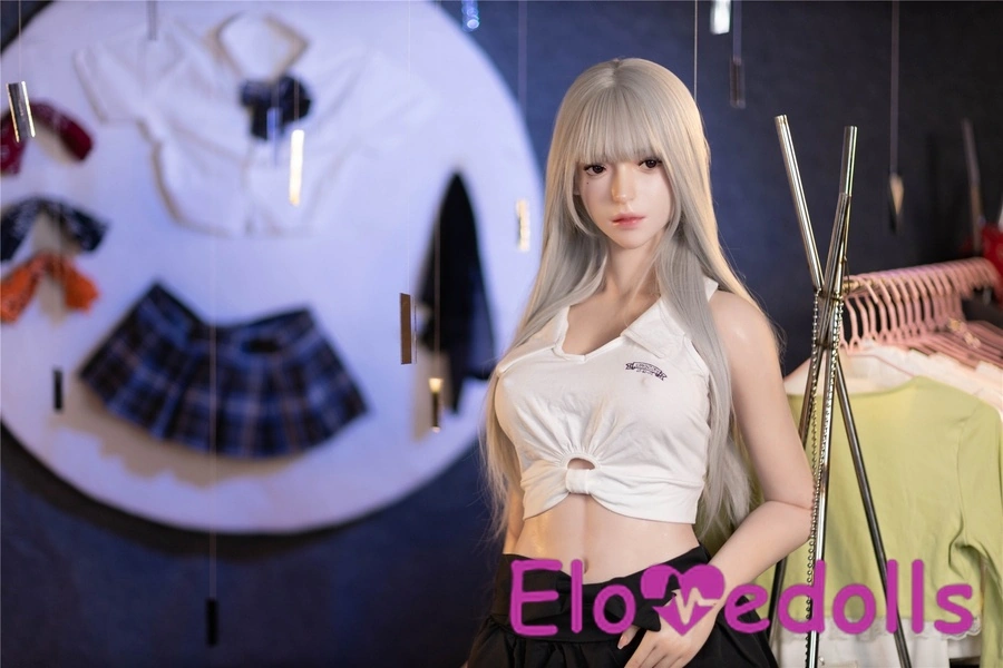 عروسک جنسی اروپایی سیلیکونی با کاپ C، لب‌های نازک، سینه‌های کوچک، چشمان خاکستری، نمای جزئیات ۷