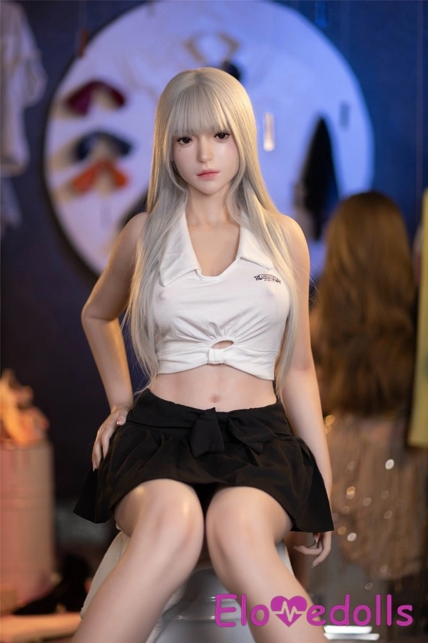 عروسک جنسی اروپایی با سینه‌های کوچک و لب‌های نازک سفید سیلیکونی کاپ C به طول ۱۶۵ سانتی‌متر، نمای جزئیات ۱۱