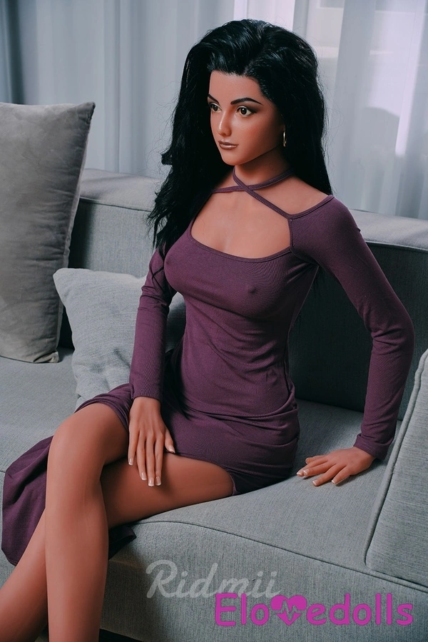 Μικρά στήθη, γκρίζα μάτια, γεμάτα χείλη, Αμερικανική γκαλερί κούκλας σεξ 3