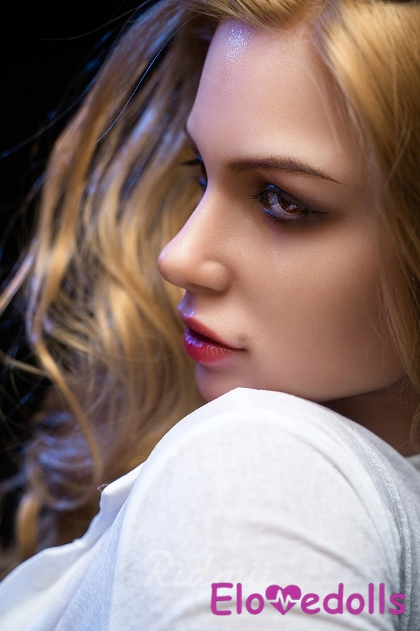 نمایش جزئیات عروسک جنسی با سینه‌های ریز و درشت و لب‌های نازک، مدل 2