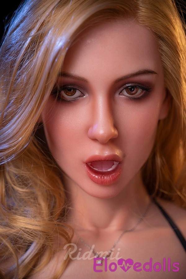 عروسک جنسی با لب‌های باریک، سینه‌های ریز، چشمان خاکستری، نمای جزئیات ۲۱