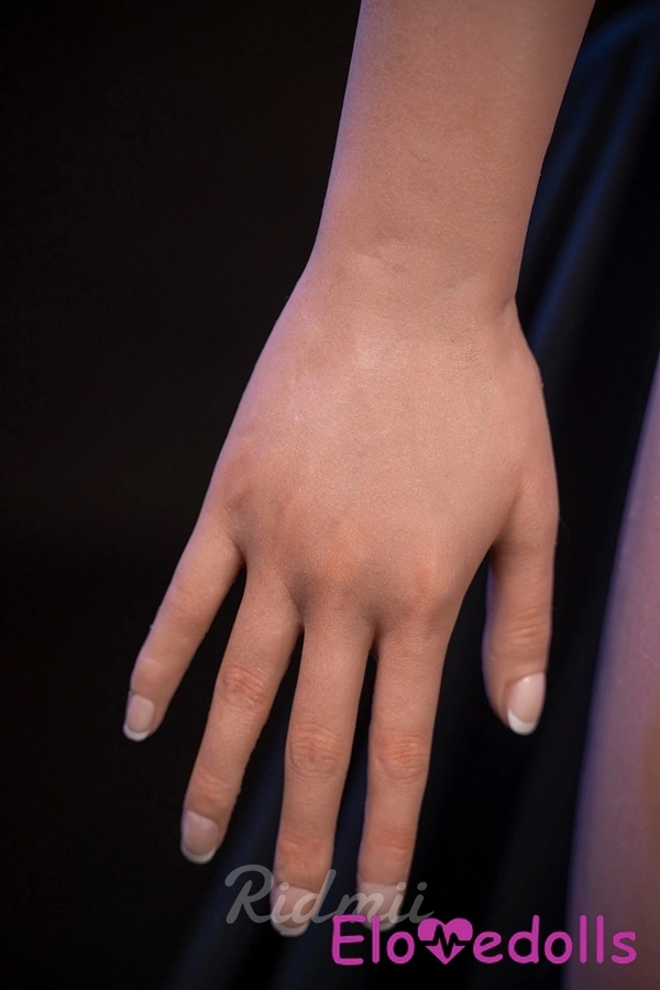 عروسک جنسی چشم خاکستری، سبزه، لب‌های نازک، نمای جزئیات 30