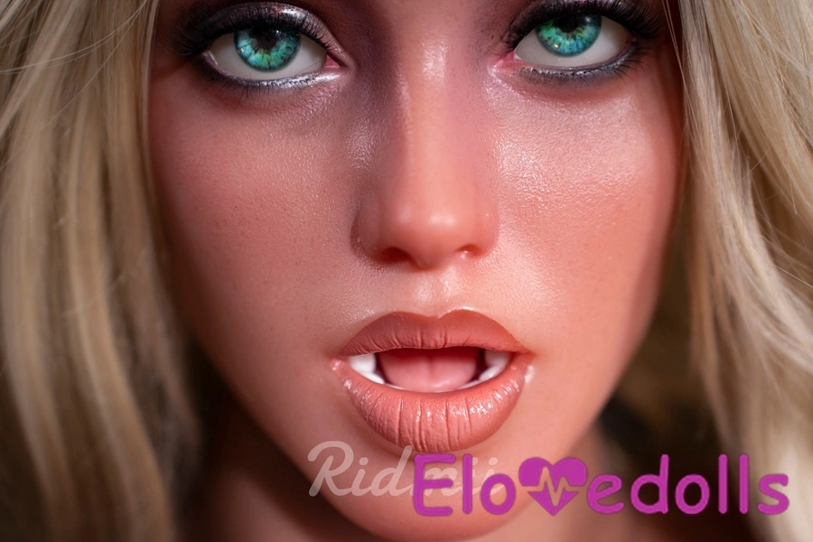 عروسک جنسی کاپ E با سر سیلیکونی و بدن TPE، سایز ۱۶۵ سانتی‌متر، لب‌های نازک، سینه‌های کوچک، چشمان کهربایی، نمای جزئیات ۳