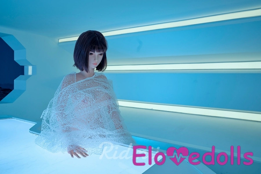 دمية جنسية واقعية برأس سيليكون وجسم من مادة TPE وعيون زرقاء سوداء وثديين متوسطين، عرض التفاصيل 2