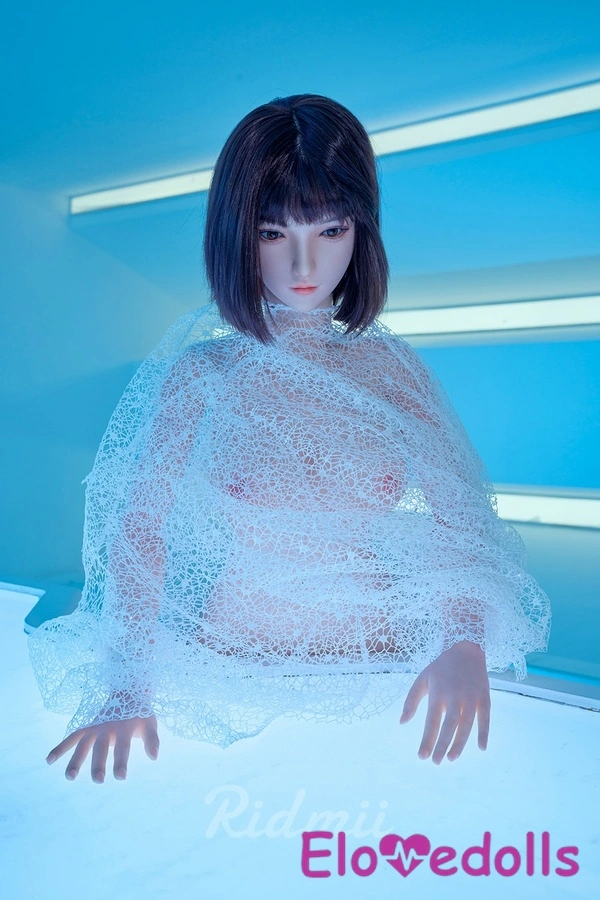 دمية جنسية واقعية برأس سيليكون وجسم من مادة TPE وشفتين سوداء لامعة وعيون زرقاء، عرض التفاصيل 3