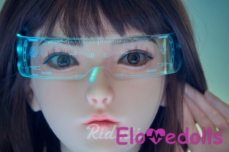 دمية جنسية واقعية برأس سيليكون وجسم من مادة TPE وشفتين لامعتين باللون الأسود وثديين متوسطين، عرض التفاصيل 9