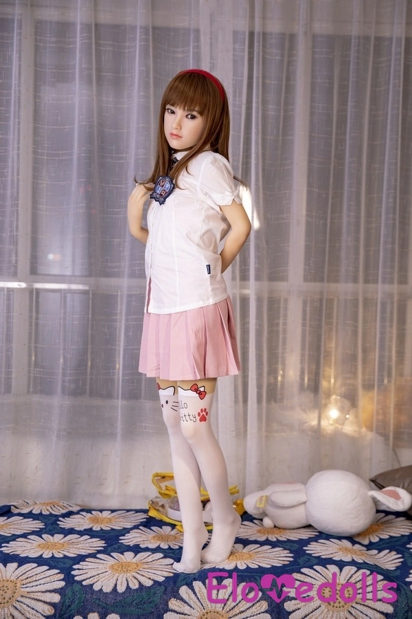 گالری عروسک جنسی نوجوان قرمز ریزه میزه با سر سیلیکونی و بدن TPE به طول ۱۴۳ سانتی‌متر و لب‌های نازک