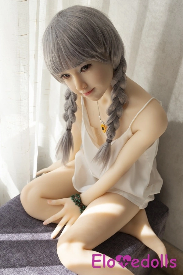 Κεφαλή σιλικόνης A Cup 143cm & σώμα TPE Λεπτά χείλη Μικρά στήθη Γκρίζα μάτια Λεπτομέρειες κούκλας σεξ για εφήβους Δείτε 36