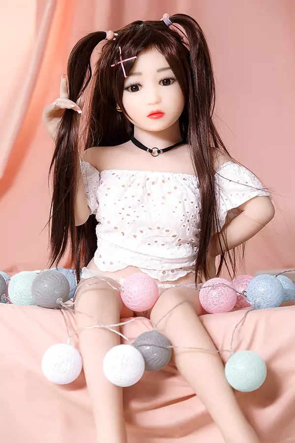 boneca do amor de menina pequena dos sonhos