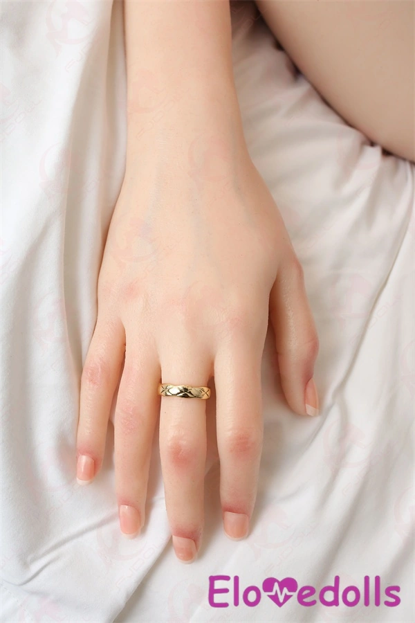 একটি প্রাণবন্ত পুতুলের সাথে পায়ূ সেক্স