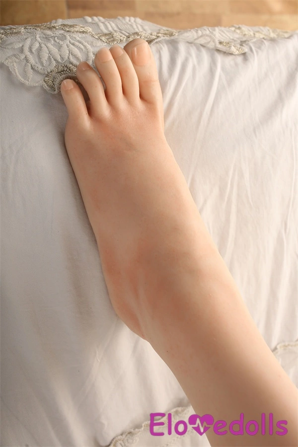 berhubungan seks dengan boneka wanita asia