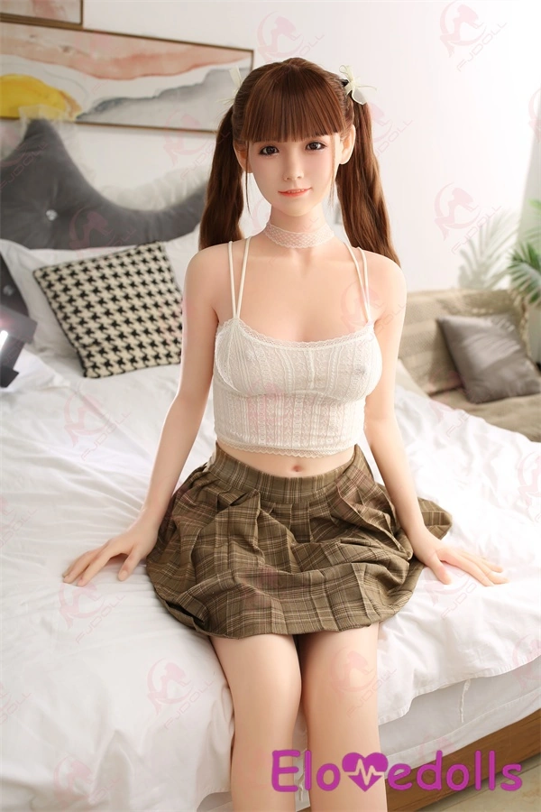 Silikonová panenka střední velikosti prsou 166 cm