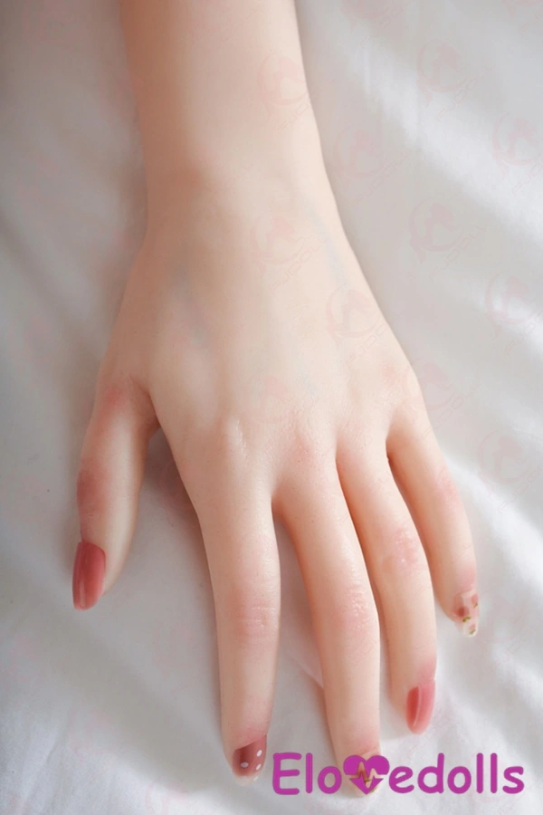 एक वयस्क गुड़िया के साथ गुदा सेक्स