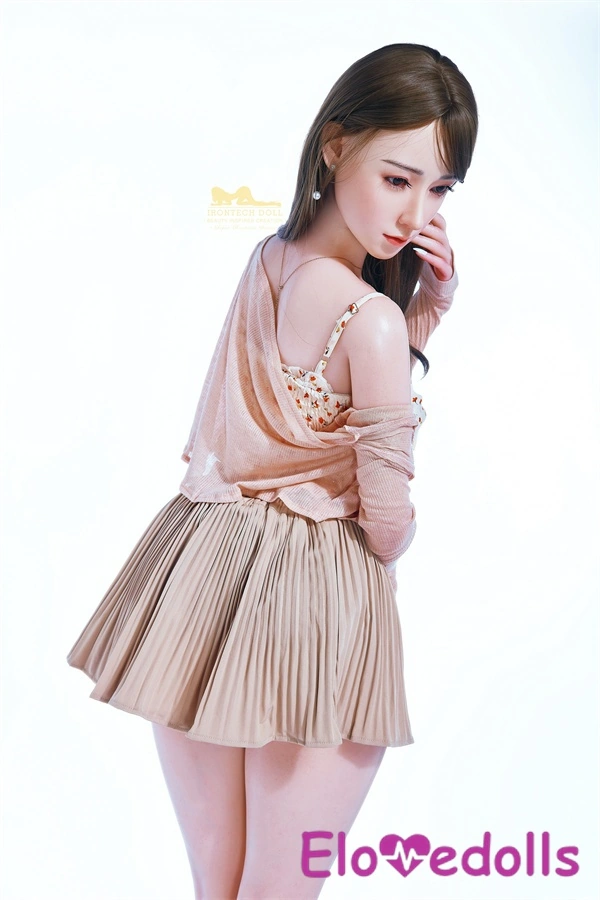 επίπεδη κούκλα σεξ στο στήθος