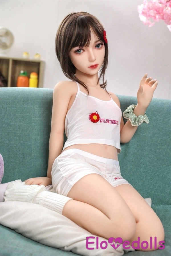 132 cm große, zierliche Teenager-Sexdoll mit B-Körbchen, grauen Augen und schmalen Lippen – Galerie 7