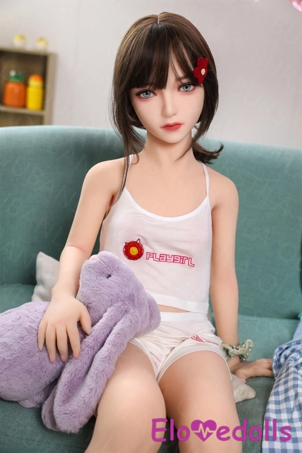 132 cm große, zierliche Teenager-Sexdoll aus TPE mit B-Körbchen, grauen Augen und schmalen Lippen.