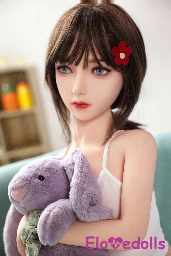 132 cm große, zierliche Teenager-Sexdoll aus TPE mit B-Körbchen, schmalen Lippen und kleinen Brüsten – Detailansicht 2