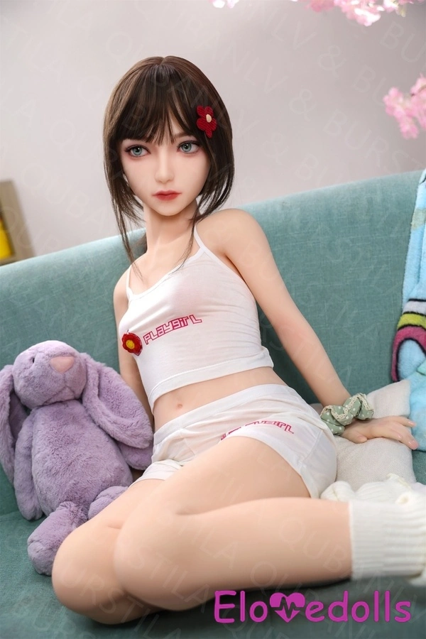 132 cm große Teenager-Sexdoll mit B-Körbchen, dünnen Lippen, grauen Augen und kleinen Brüsten, Detailansicht 8