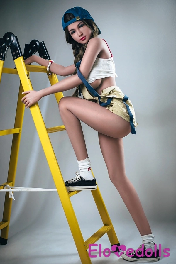 گالری عروسک‌های جنسی واقعی، سینه‌های کوچک، ورزشی، لب‌های نازک، ۲